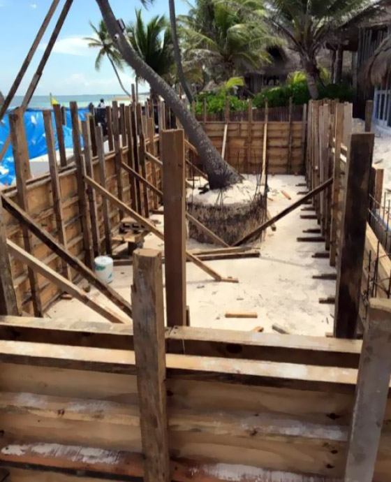 Estructura para la construcción de Alberca de Hotel Shambala Petit, junto a palmeras en el mar
